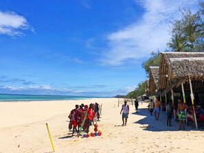 Playa en los alrededores, camastros y toallas de playa 