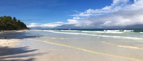 Nära stranden, solstolar och strandhanddukar