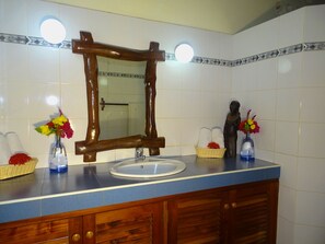 Een douche, een haardroger, handdoeken, toiletpapier