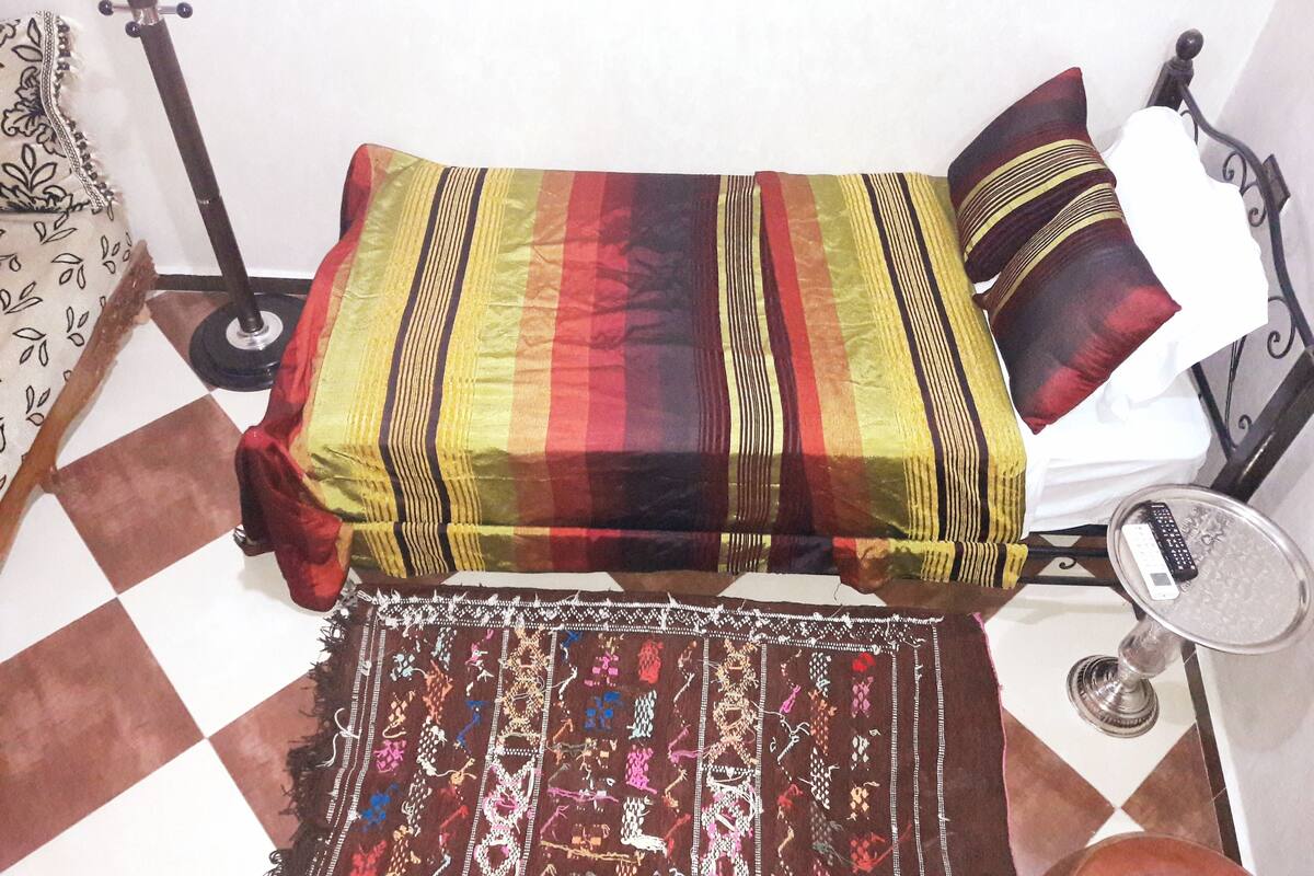 Chambre Standard double (Narjisse) | DĂ©cor unique, ameublement unique, bureau, rideaux dâobscurcissement
