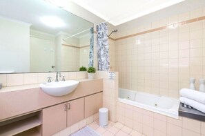 Appartement, 1 slaapkamer | Badkamer | Een douche, gratis toiletartikelen, een haardroger, handdoeken