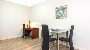 1 habitación y espacio para trabajar con laptop 