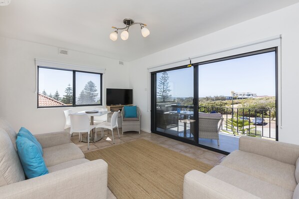 Apartment, 2 Bedrooms | Living area