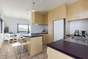 Departamento, 2 habitaciones | Cocina privada | Refrigerador con congelador, microondas, horno y parrilla de estufa 