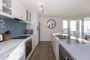 Private kitchen - Cottesloe Blue Apartment (Cottesloe)