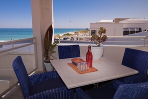 Outdoor dining - Cottesloe Blue Apartment (Cottesloe)