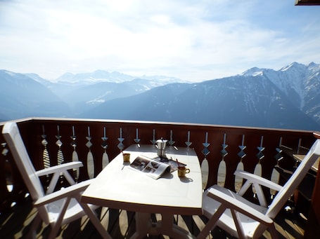 Outdoor dining. APARTMENT AT THE FOOT OF THE SLOPES