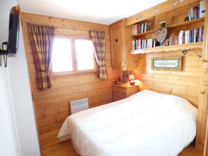 2 bedrooms, iron/ironing board, WiFi