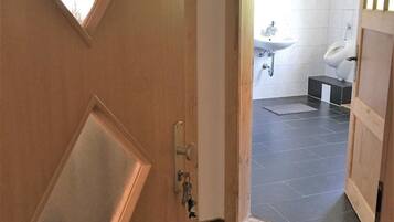 Standard-Apartment, 4 Schlafzimmer, Nichtraucher, Gartenblick | Badezimmer | Dusche, Handtücher