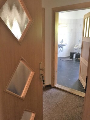 Standard Condo, 4 Bedrooms, Non Smoking, Garden View | Bathroom | Shower, towels - Pension Jost (Erfurt)