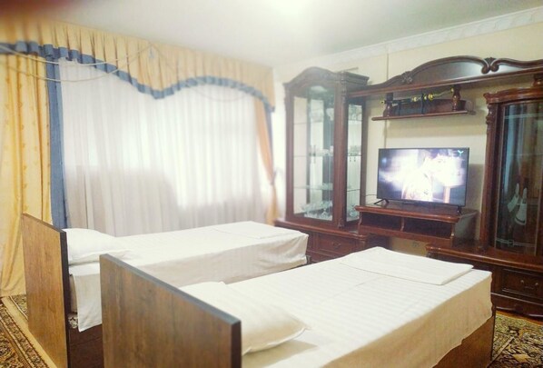 舒适三人房 | 办公桌、熨斗/熨板、免费 WiFi、床单