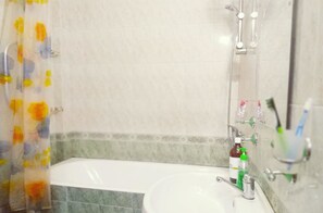 大花洒淋浴喷头、毛巾、肥皂、卫生纸