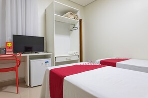 Habitación con 2 camas individuales | 1 dormitorio, minibar, escritorio y wifi gratis