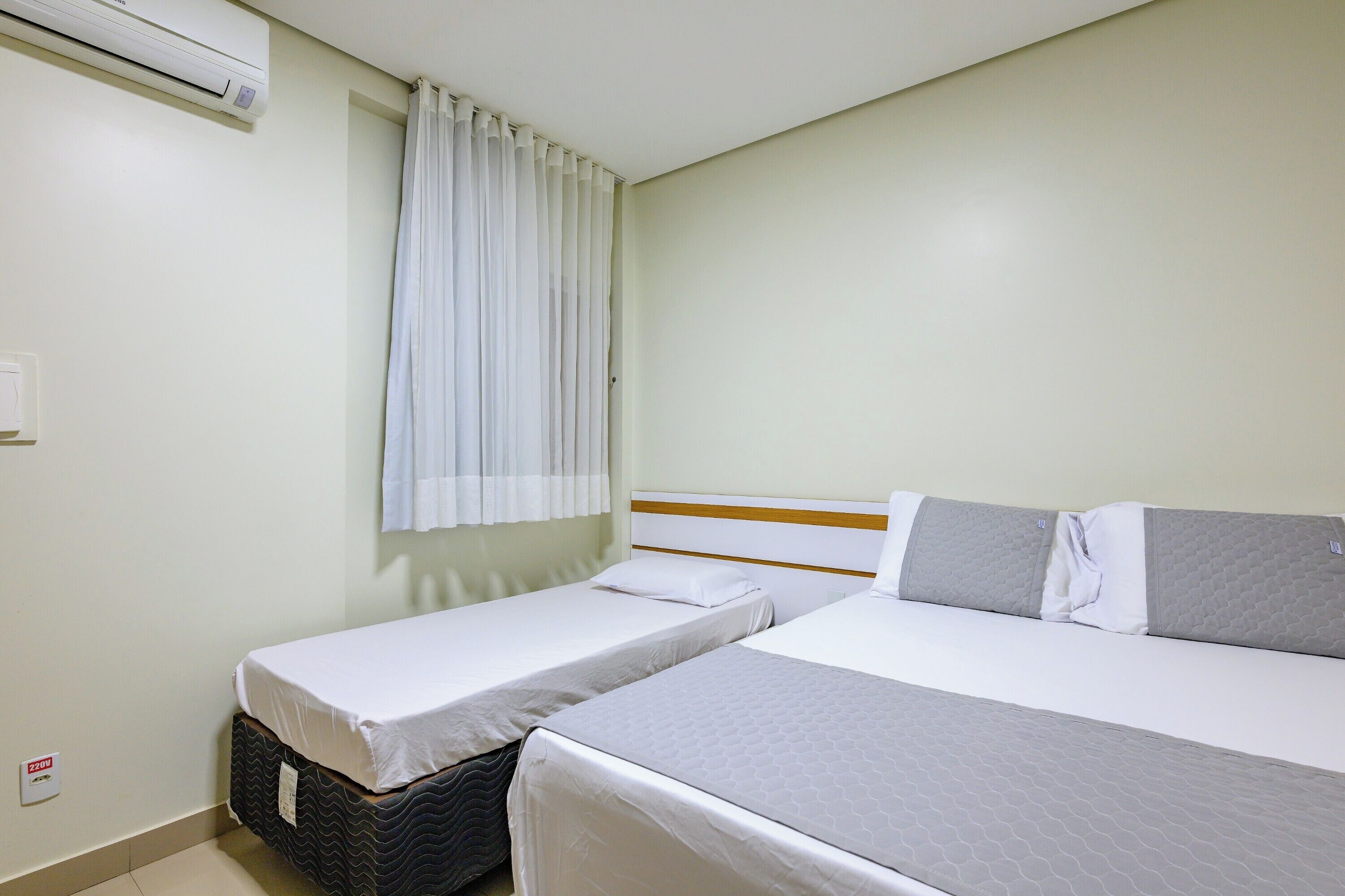 Tremannsrom (1 Double bed + 1 Single bed) | Minibar, skrivebord, wi-fi (inkludert) og sengetøy