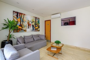 Lobby sitting area - OYO Tropical Confort Hotel, Brasilia (São Sebastião)