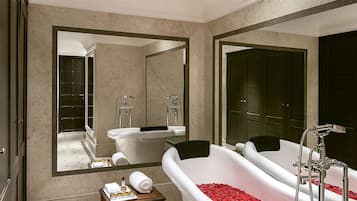 Presidential Suite | Deep soaking bathtub