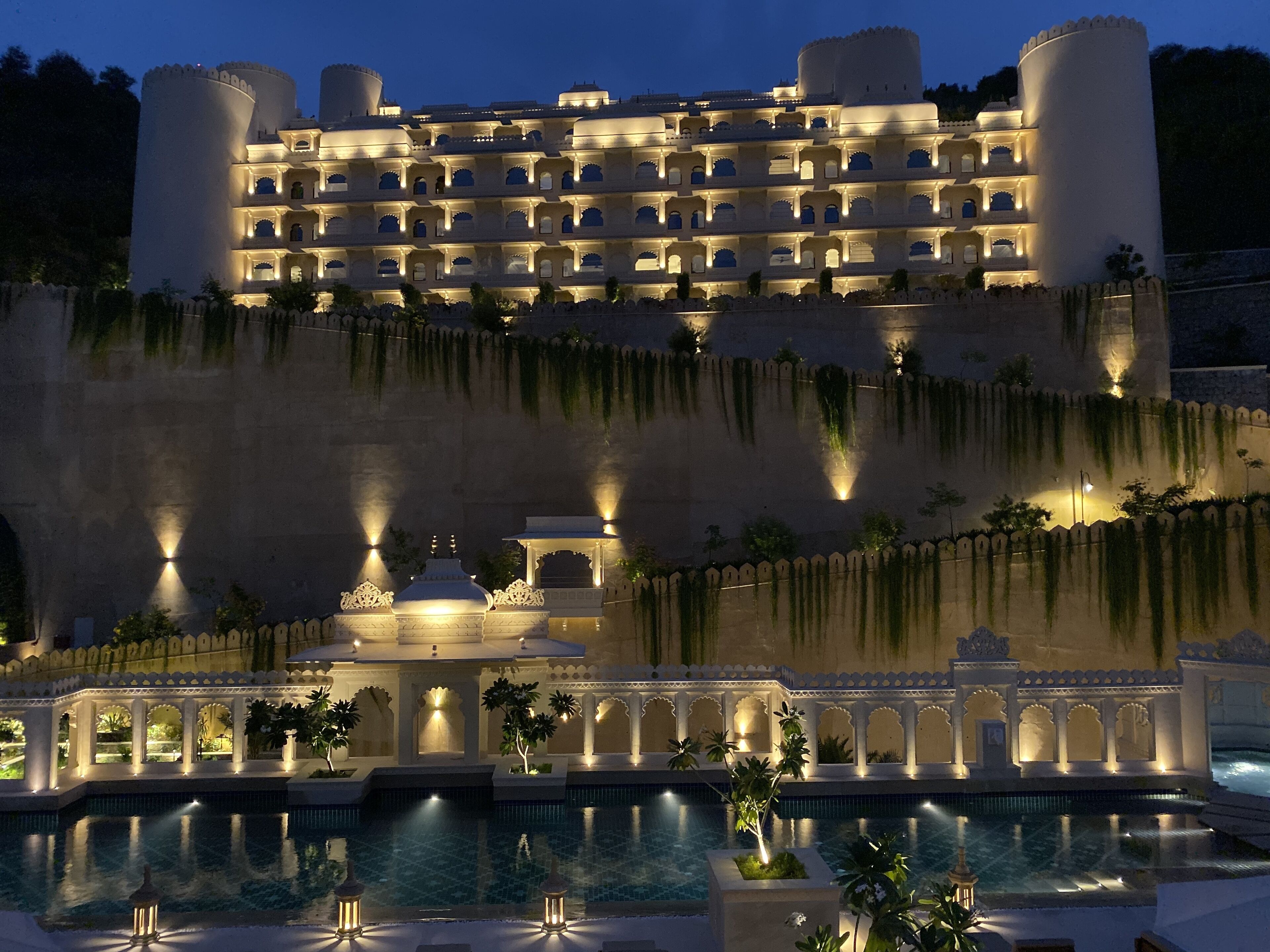 Voorkant accommodatie - avond/nacht