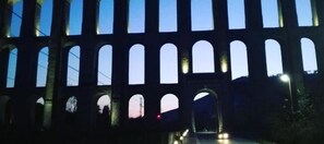 A bridge with multiple arches and a road passing underneath. - B&B Art Caserta Centro (Caserta)