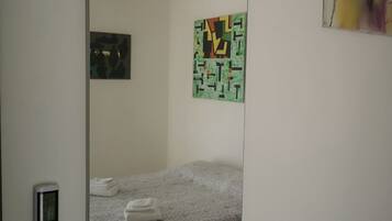 Tripla City, bagno condiviso, vista cortile | Biancheria da letto ipoallergenica, copriletto in piuma