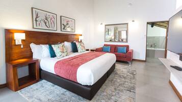 3 bedrooms, in-room safe, desk, free WiFi