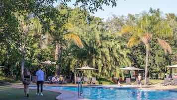 3 piscines extérieures, parasols de plage, chaises longues