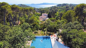 Outdoor pool, a heated pool - Magnificent estate, 11 suites — a unique blend of Provence & the Côte d’Azur (Le Pradet)