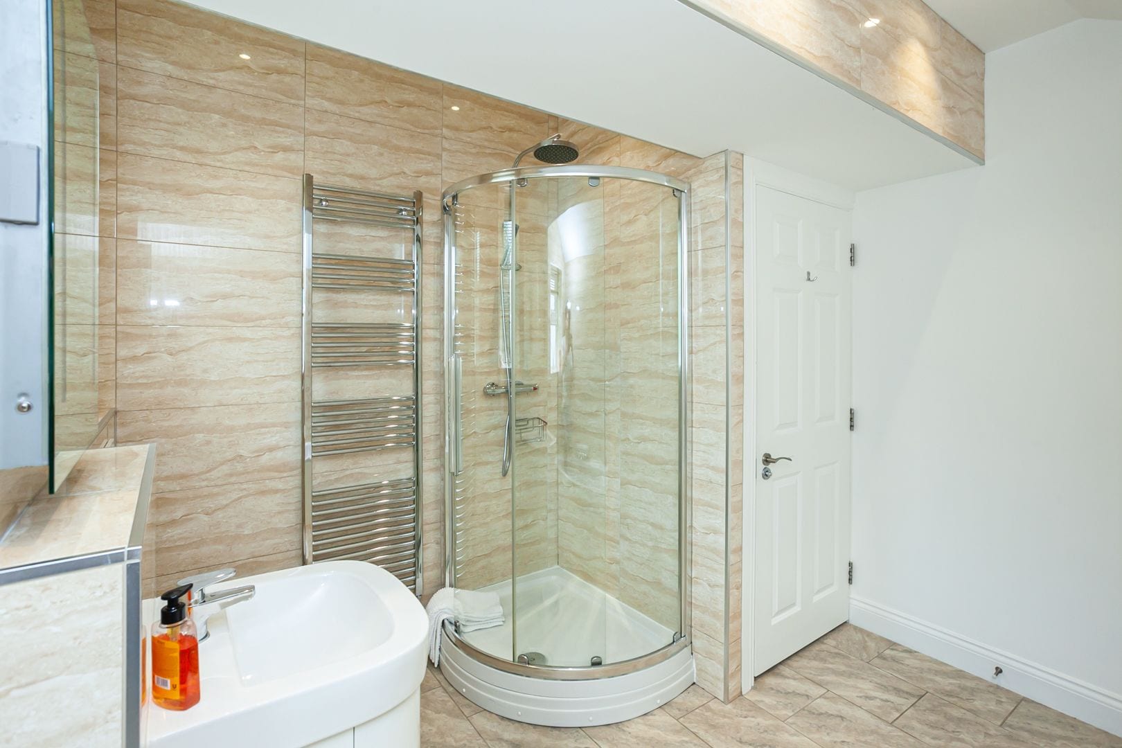 Comfort Apartment | Bathroom shower