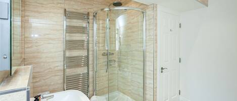 Comfort Apartment | Bathroom shower