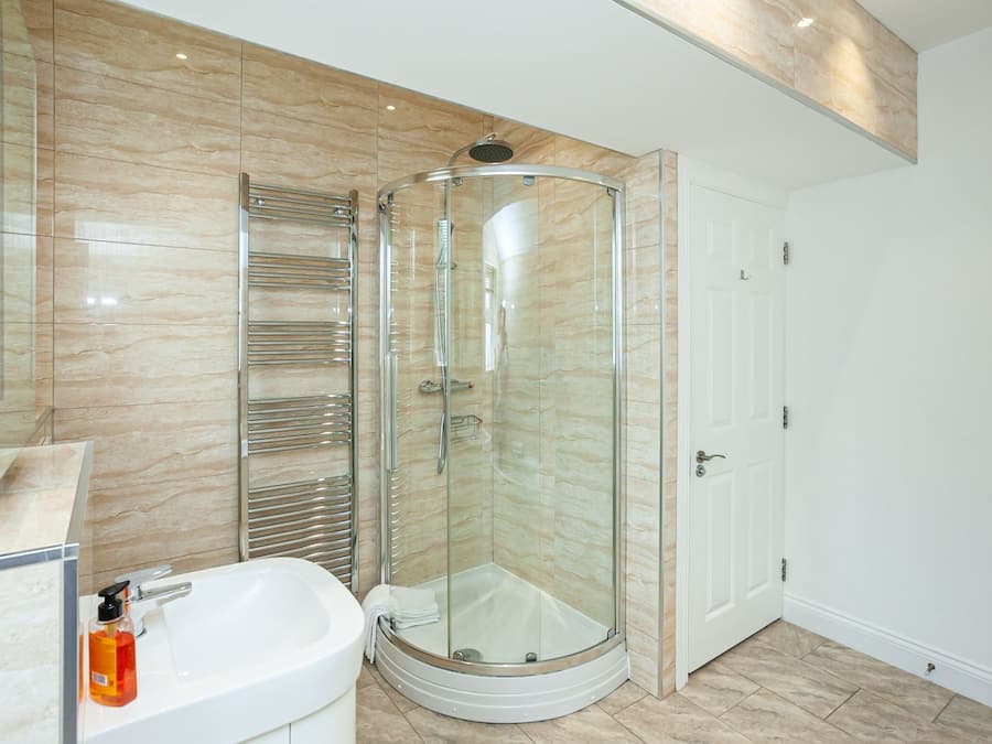 Comfort Apartment | Bathroom shower