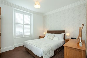 Comfort Apartment | Living area | TV - Carlton 2 (Keswick)