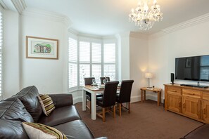 Comfort Apartment | Living area | TV - Carlton 2 (Keswick)