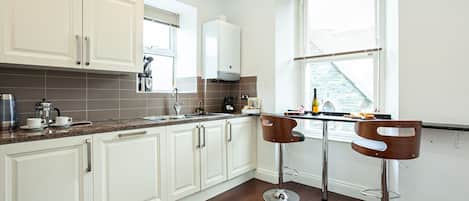 Appartement Confort | Cuisine privée | Réfrigérateur grande capacité avec congélateur, four à micro-ondes