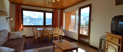 Una televisión, una oficina