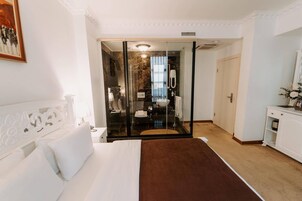 Minibar, caja de seguridad en la habitación y escritorio 