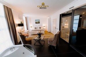 Suite Deluxe | Minibar, caja de seguridad en la habitación y escritorio 