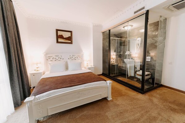 Habitación doble | Minibar, caja fuerte, escritorio y sistema de insonorización