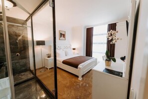 Habitación doble | Minibar, caja de seguridad en la habitación y escritorio 