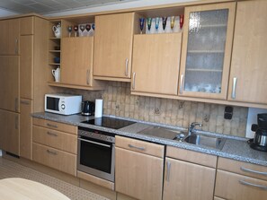 Fridge, microwave, oven, stovetop - Apartment Lang (Abbehausen)