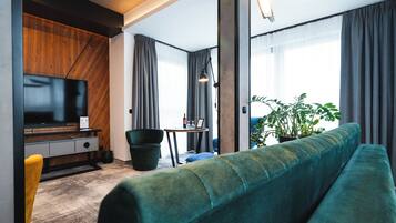 Suite – executive, 1 soverom, ikke-røyk | Minibar, safe på rommet, skrivebord og blendingsgardiner