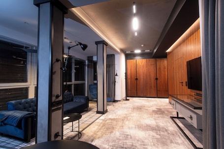 Executive Suite, 1 Bedroom, Non Smoking | Minibar, in-room safe, desk, blackout drapes