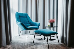 Chambre supérieure double ou avec lits jumeaux | Aire de séjour | Téléviseur à écran plat