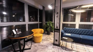Suite ejecutiva, 1 habitación, no fumadores | Minibar, caja fuerte, escritorio y cortinas opacas