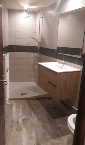 Suihku, hiustenkuivaaja, vessapaperi