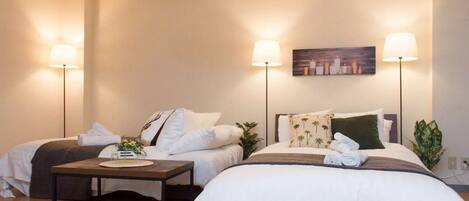 Lägenhet (For 4 Guests) | Individuell inredning, unika möbler och mörkläggningsgardiner