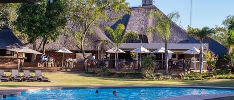 3 albercas al aire libre, sombrillas en la alberca y camastros