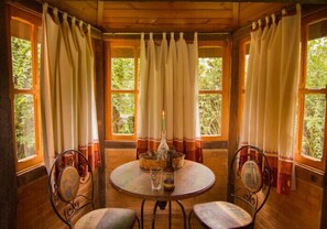 Deluxe-Chalet | Essbereich im Zimmer