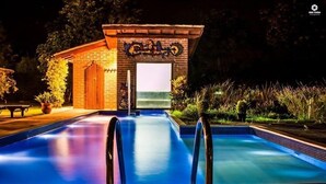 Outdoor pool, a waterfall pool, pool umbrellas, sun loungers - Canto da Lua Chalés e Apiário (São Bento do Sapucaí)