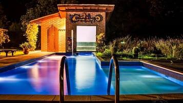 Piscina externa, piscina com cascata, guarda-sóis, espreguiçadeiras
