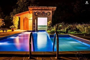 Outdoor pool, a waterfall pool, pool umbrellas, sun loungers - Canto da Lua Chalés e Apiário (São Bento do Sapucaí)