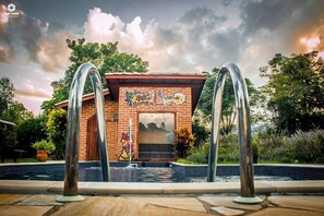 Outdoor pool, a waterfall pool, pool umbrellas, sun loungers - Canto da Lua Chalés e Apiário (São Bento do Sapucaí)